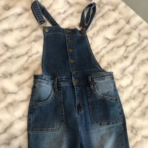 Super cute skinny jean overalls, size medium